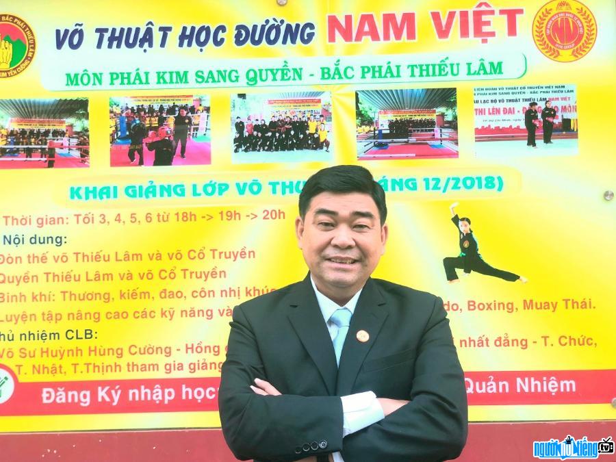 Doanh nhân Huỳnh Hùng Cường bên võ đường Nam Việt