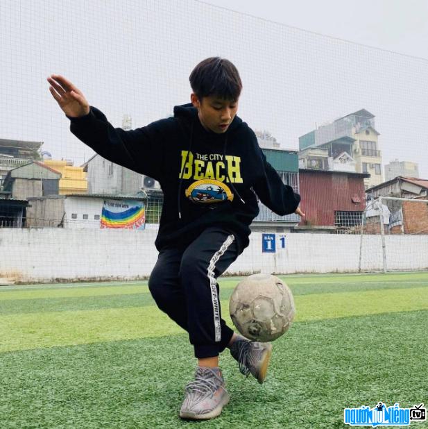Youtuber Duy Trung is passionate about the ball