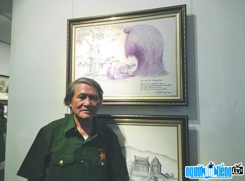 Hình ảnh chân dung họa sĩ Lê Mai bên tác phẩm của mình