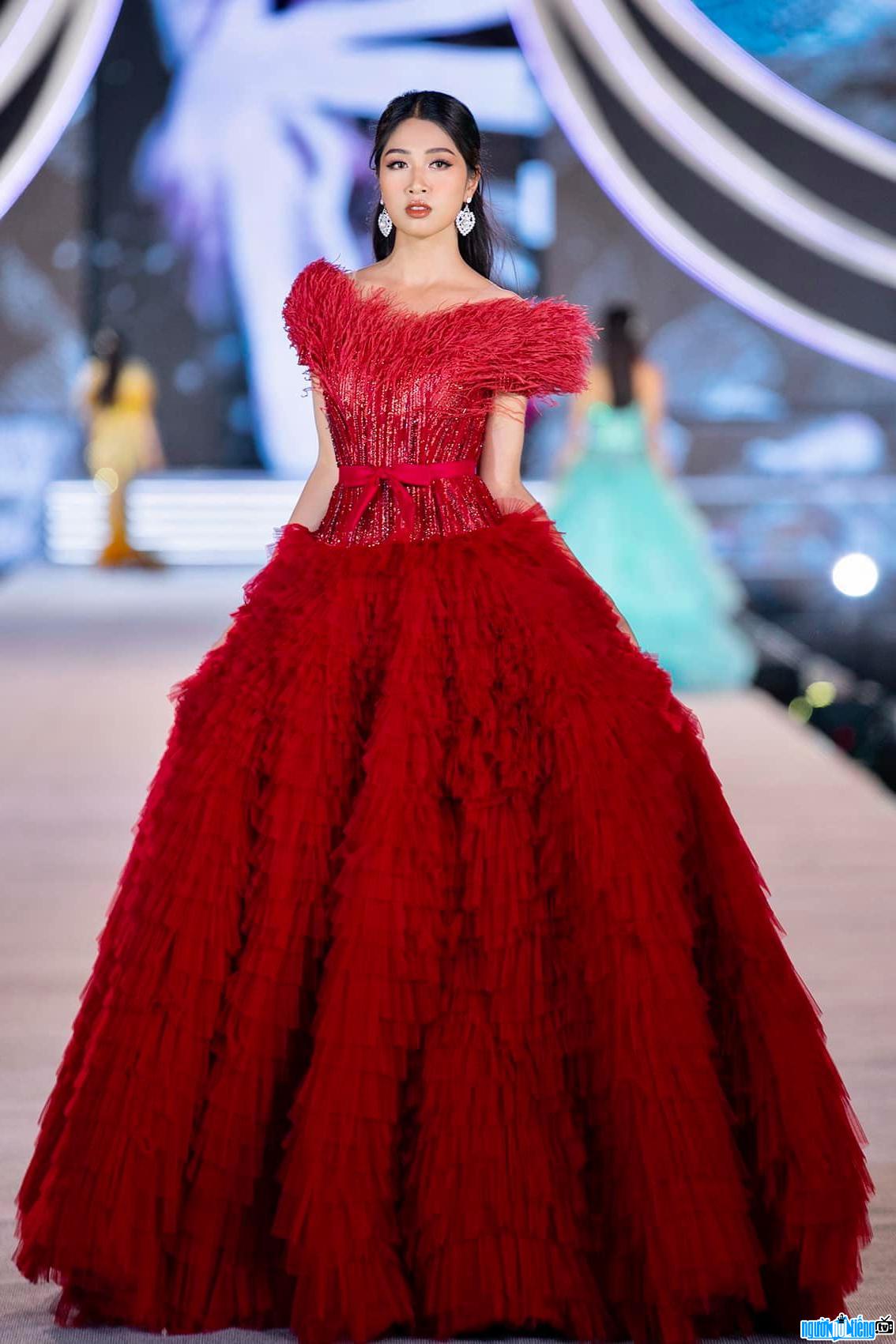 Hình ảnh Đặng Vân Ly tự tin đầm dạ hội trong Hoa hậu Việt Nam 2020
