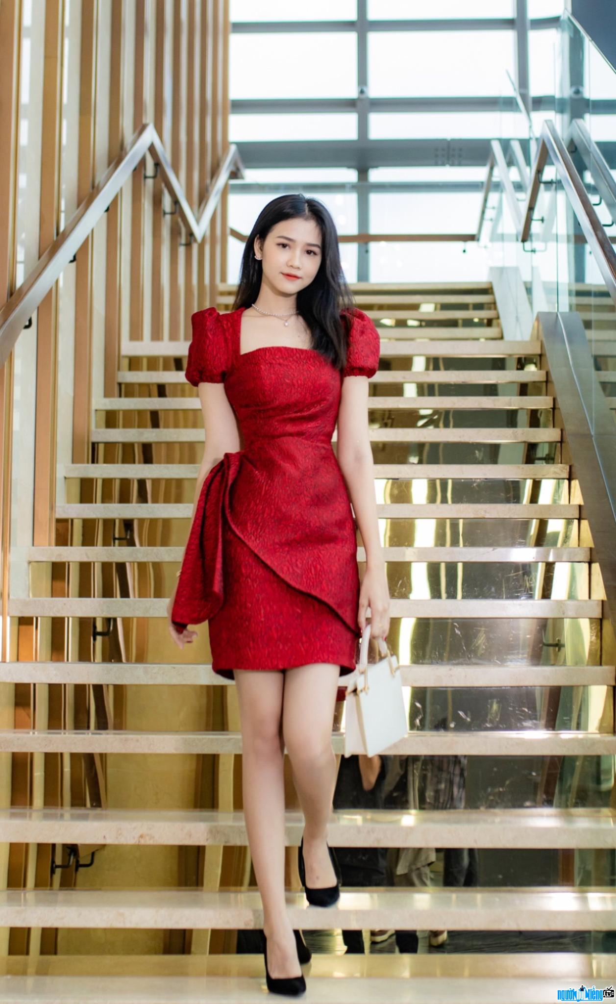 Hình ảnh Kim Yến duyến dáng trong chiếc váy đỏ