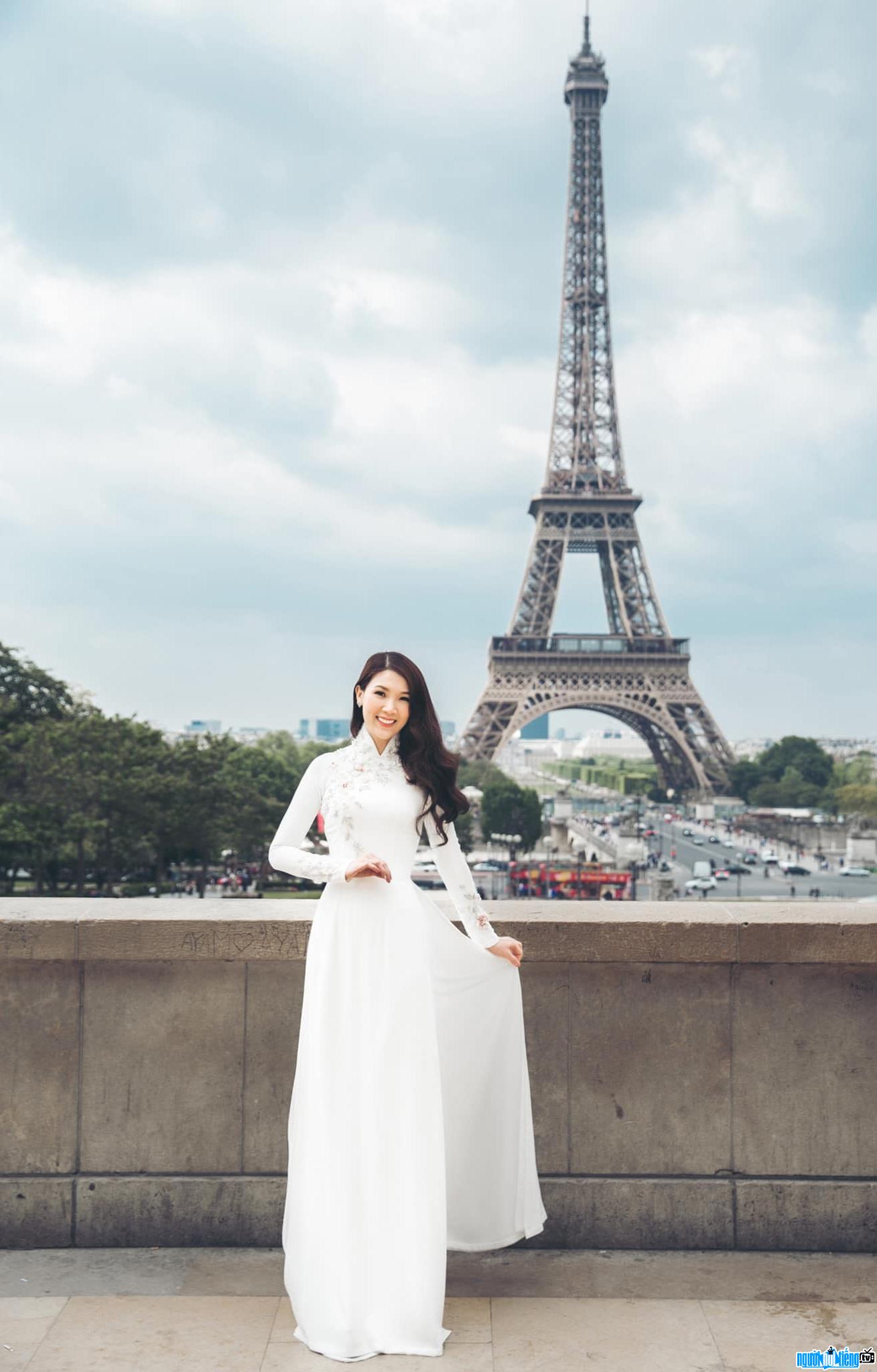  Pictures of charming Phi Thuy Linh in Vietnamese Ao Dai