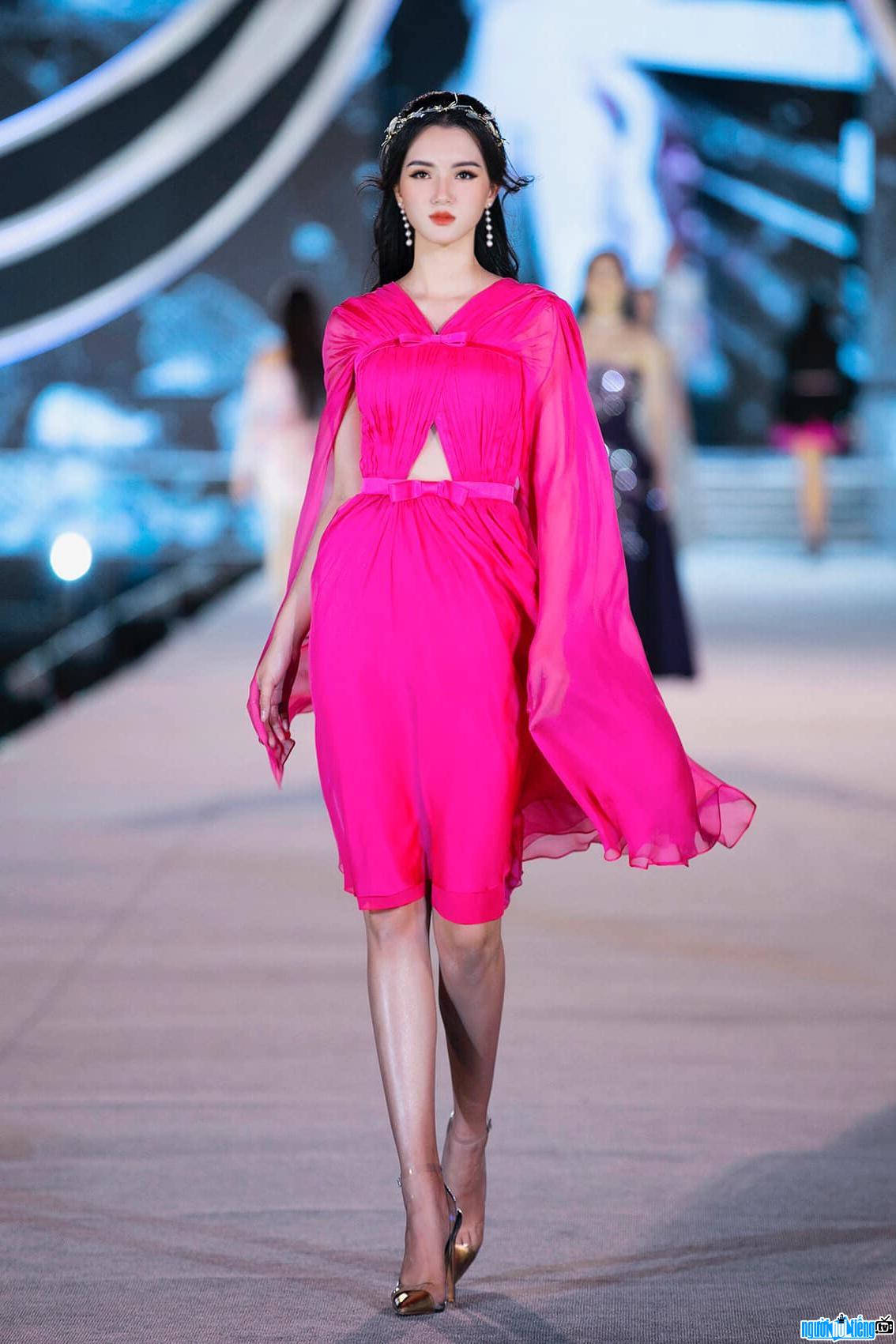  Image of Hoang Tu Quynh confidently on the catwalk