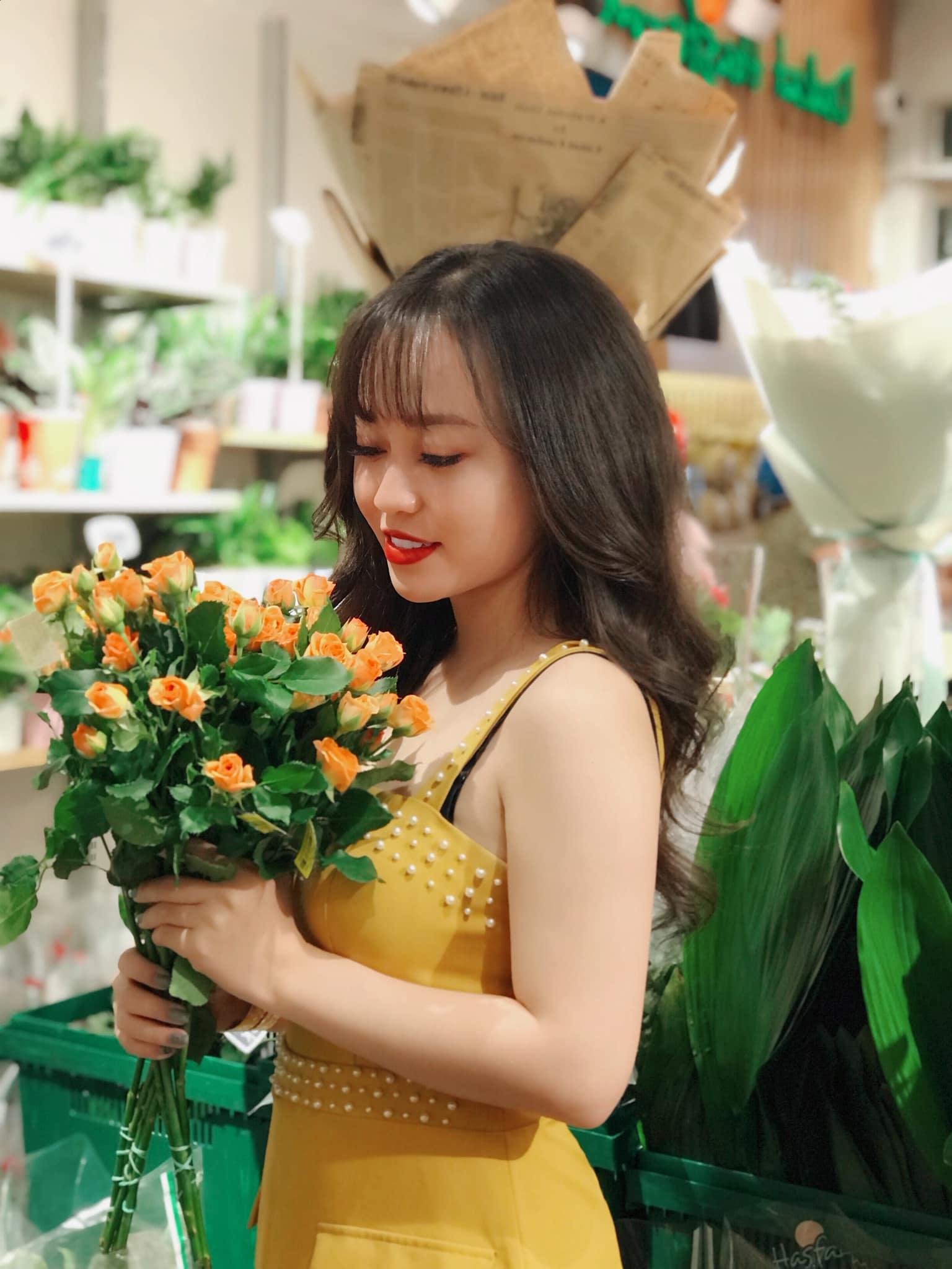 Hình ảnh Cao Lê Bảo Linh tươi tắn bên đóa hoa