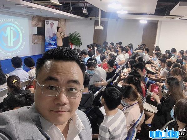  Speaker Than Duc Hoa's course attracts a large number of students