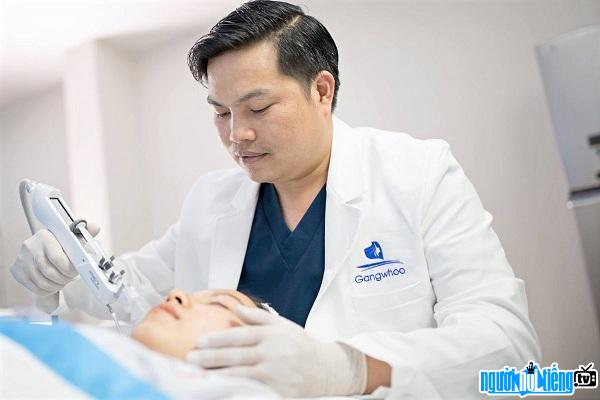 Bác sĩ Phùng Mạnh Cường giúp nhiều bệnh nhân khắc phục lỗi biến chứng do phẫu thuật hỏng