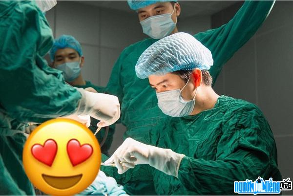 Bác sĩ Hoàng Tuấn thực hiện phẫu thuật