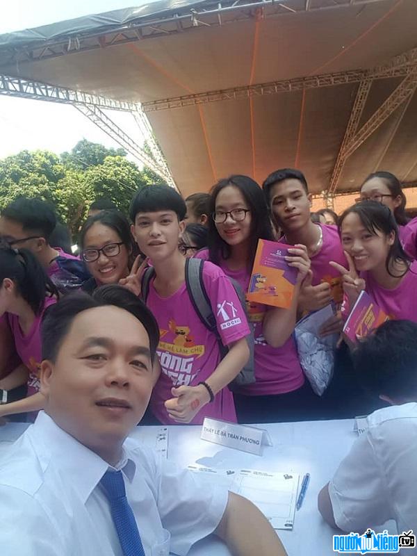  Teacher Le Ba Tran Phuong is close to students