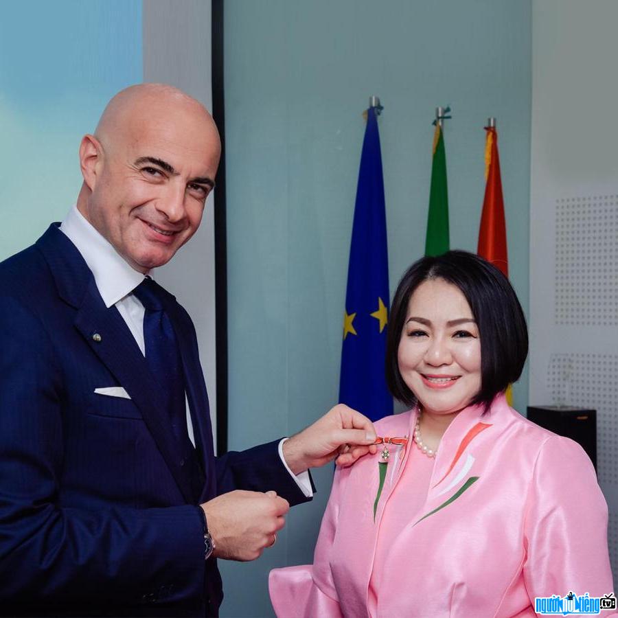 Hình ảnh bà Trang Lê nhận Huân chương công trạng từ Tổng lãnh sự quán Ý tại TP.HCM