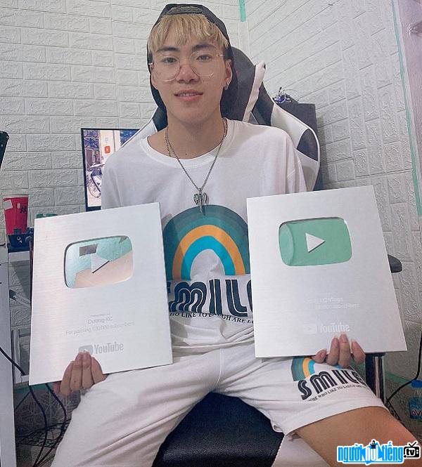  Youtuber Duong KC owns 2 Youtube silver buttons