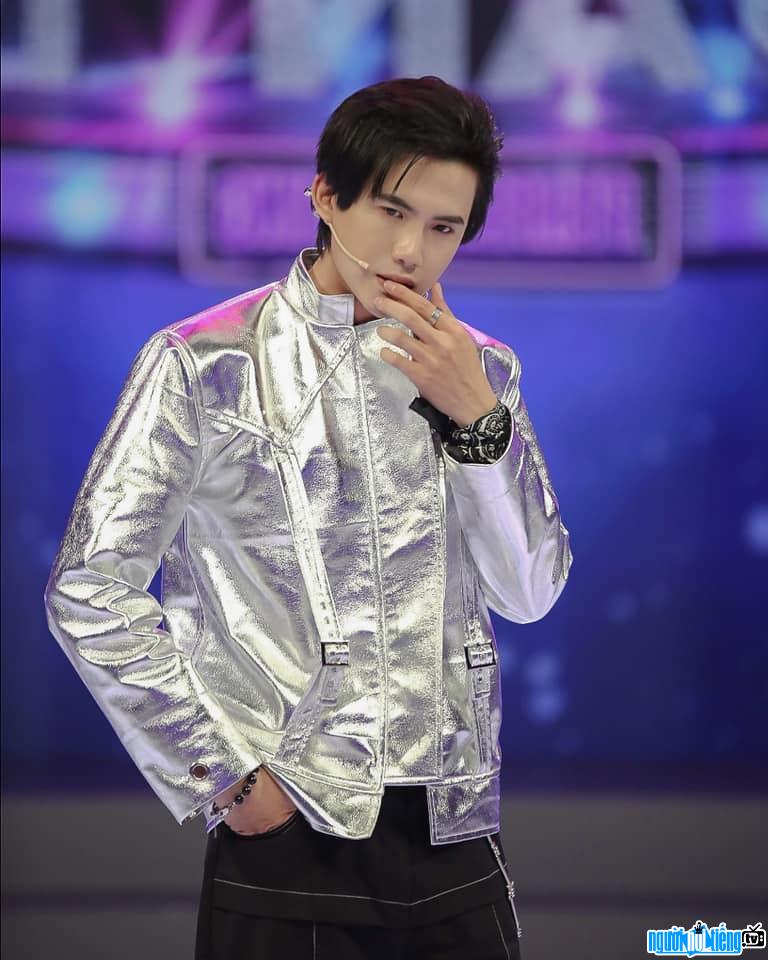  Handsome image of singer Min T