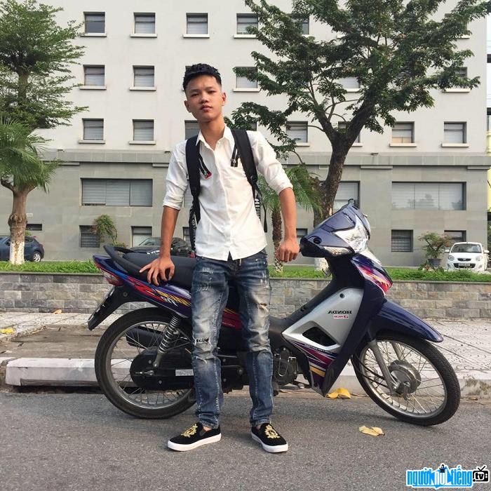  Vu The Anh network phenomenon is famous for his motorbike loading video
