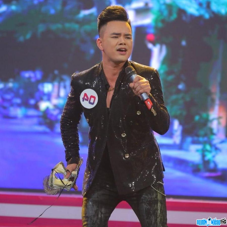  image of singer Luu Chan Long in a voice contest