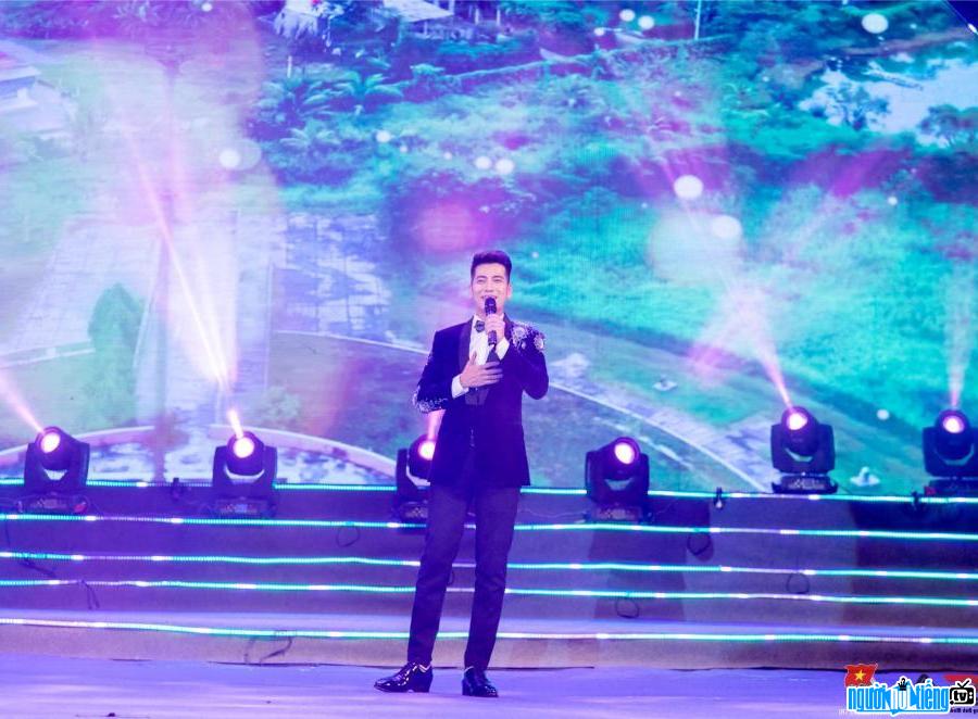 Hình ảnh ca sĩ Trần Nguyên Thắng  trên sân khấu