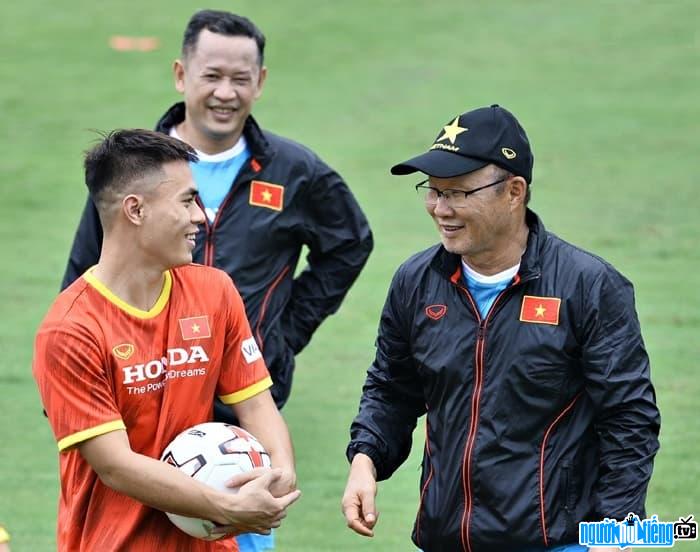  Image of player Hoang Anh with Coach Park Hang Seo