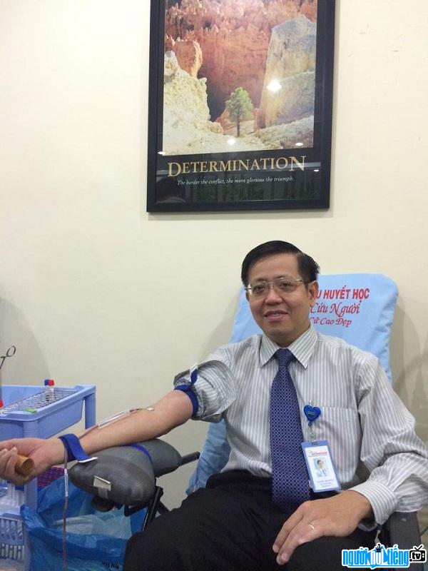 Bác sĩ Nguyễn Trí Đoàn hiến máu nhân đạo