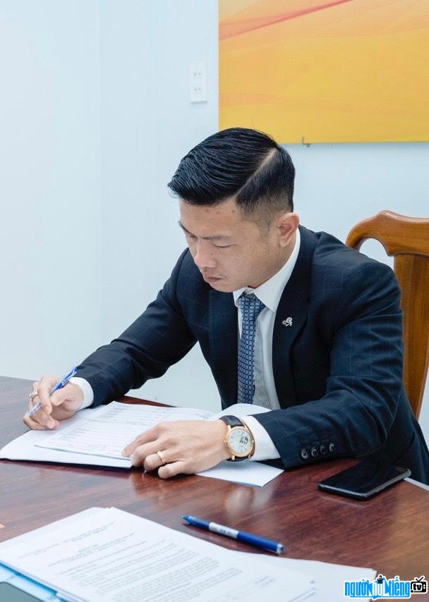 Doanh nhân Nguyễn Hữu Khánh ký kết hợp đồng