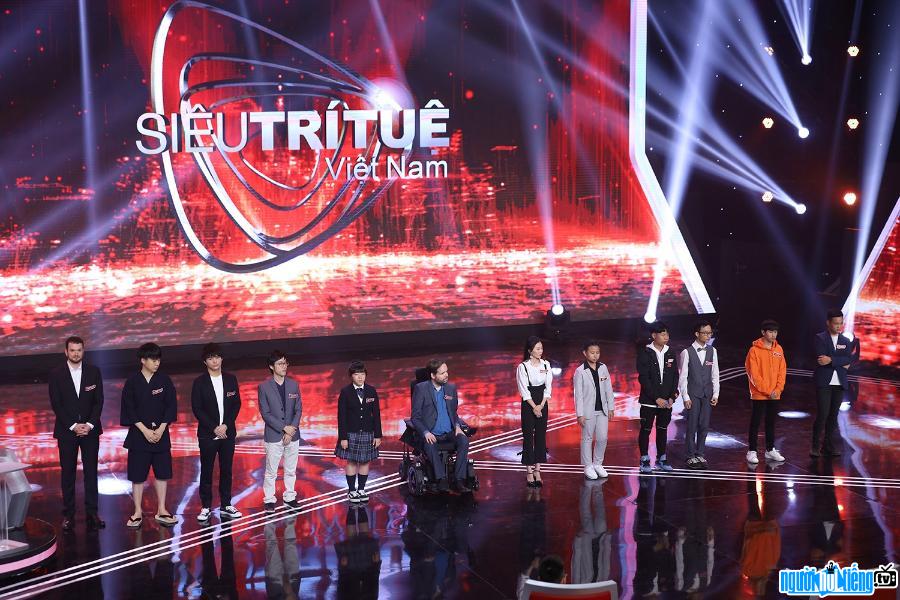  Pictures of contestants on the stage of Super Intellectual Vietnam