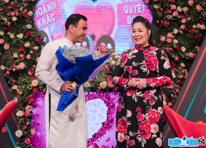 Hình ảnh MC Quyền Linh và Hồng Vân trên sân khấu Bạn thích hẹn hò