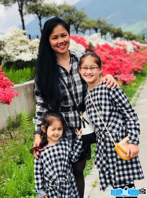 Picture of Vietnamese mother Hoang Ngoc Dong An and her two daughters