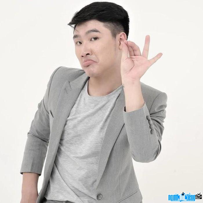  Image of rapper Deus Tien Dat posing humorously