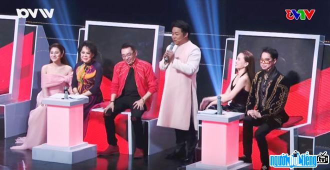Pictures of judges sitting on hot seats of Bolero Idol program