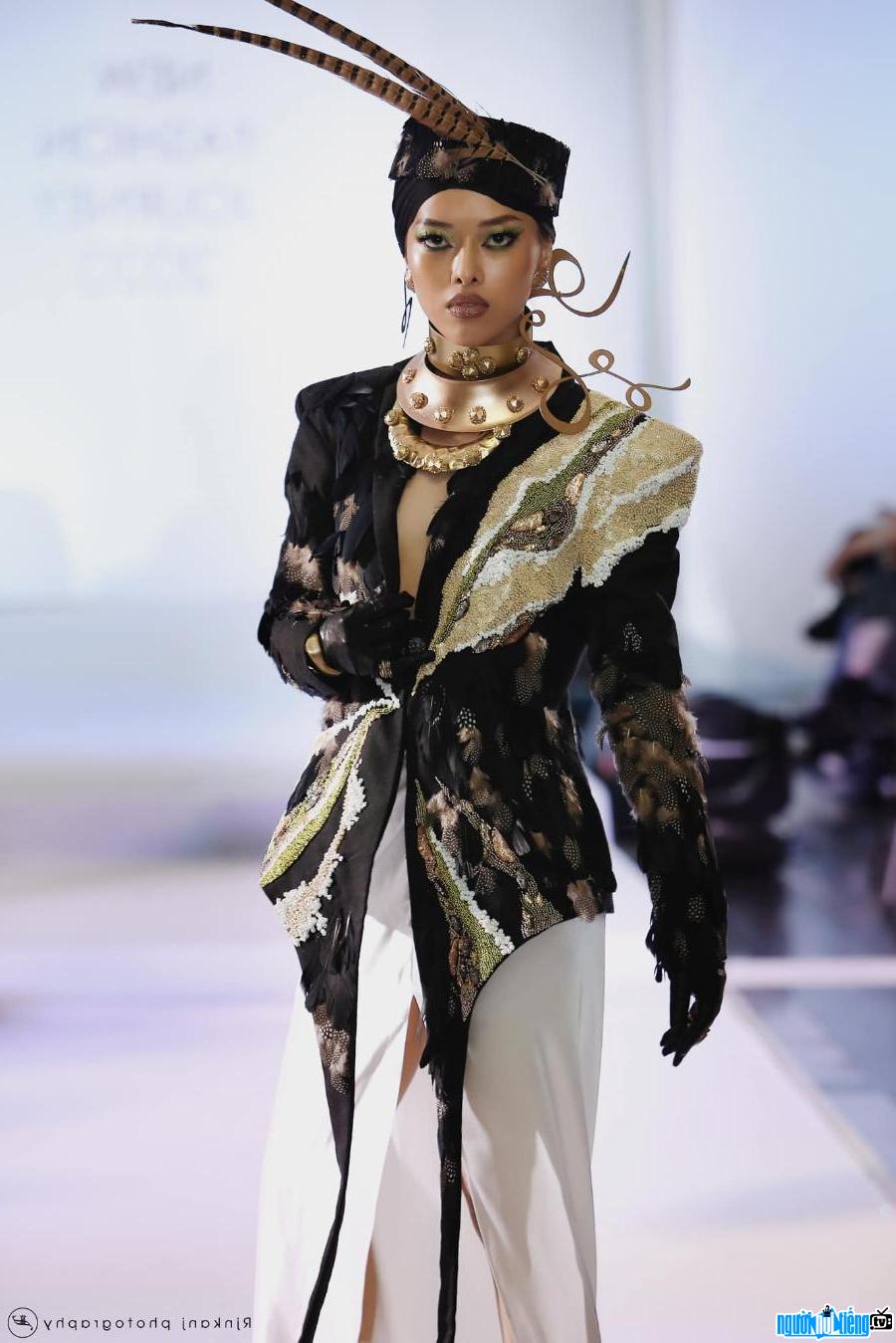 Picture of model Wiwi Nguyen on the catwalk