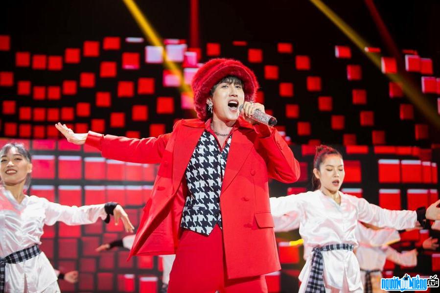Hình ảnh ca sĩ VP Bá Vương biểu diễn trên sân khấu