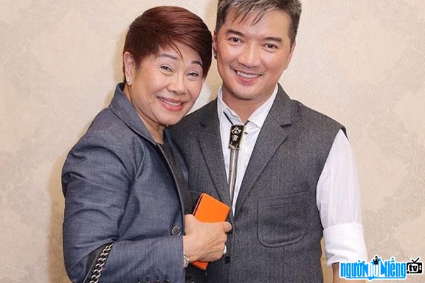  Jackie Lien Pham's show photo with male singer Dam Vinh Hung