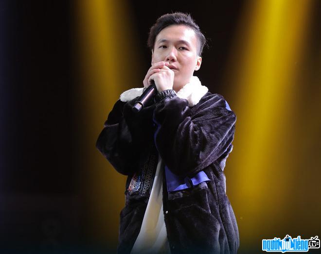  Image of B-Wine when standing on stage of Rap Vietnamese program season 2