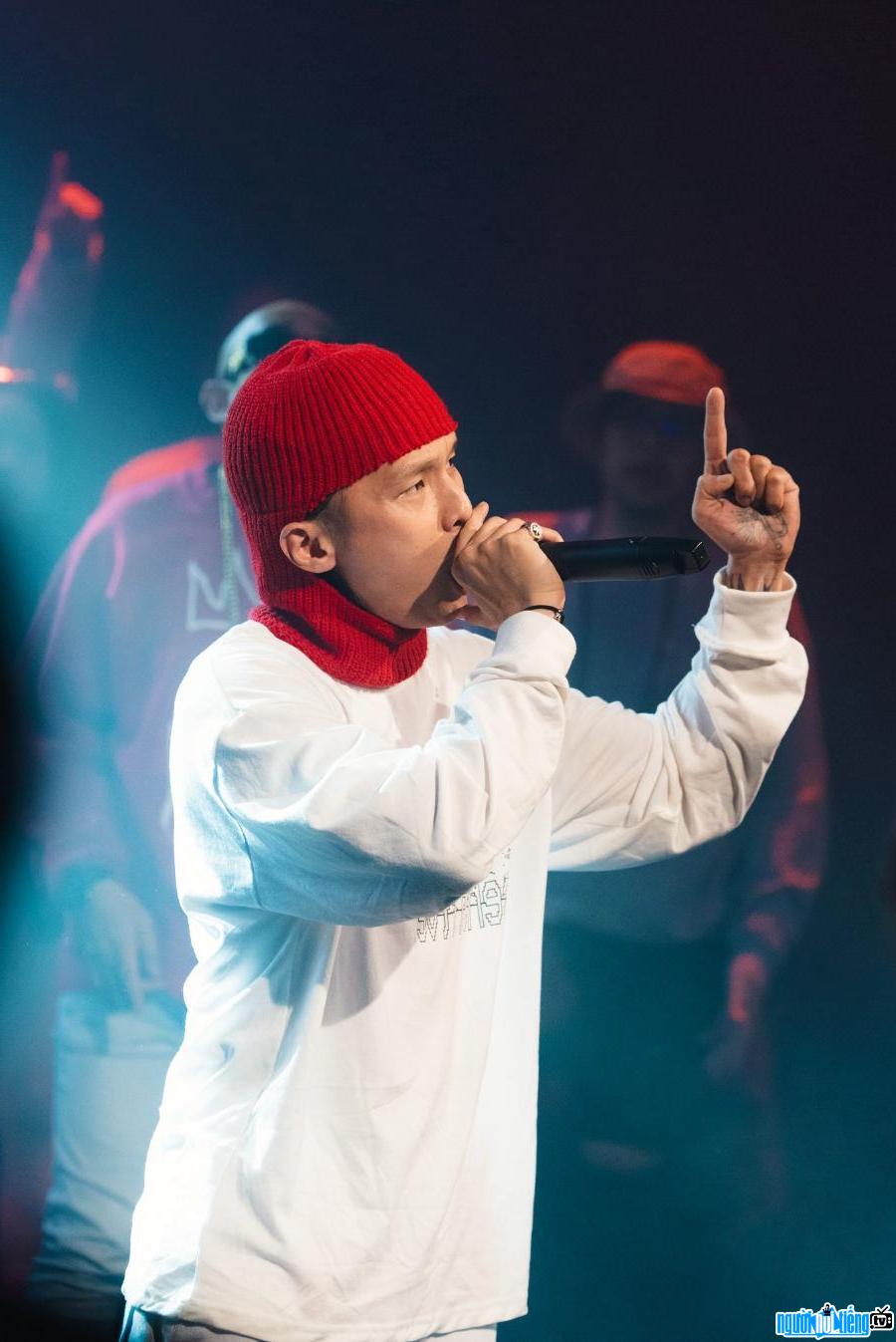 Hình ảnh rapper Đạt Maniac đang biểu diễn trên sân khấu