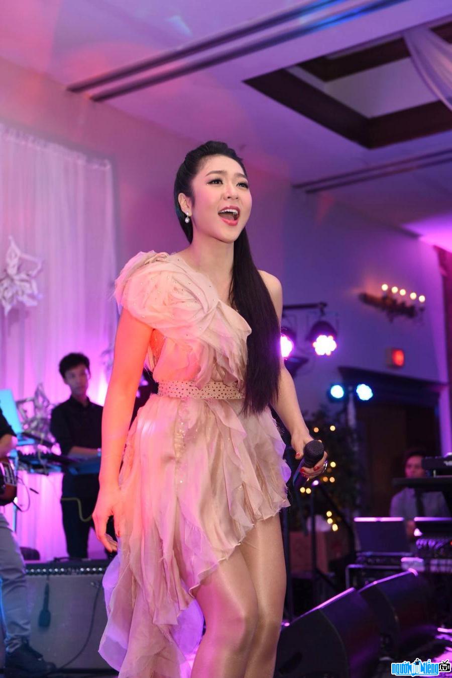 Hình ảnh ca sĩ Hà Thanh Xuân xinh đẹp rạng ngời