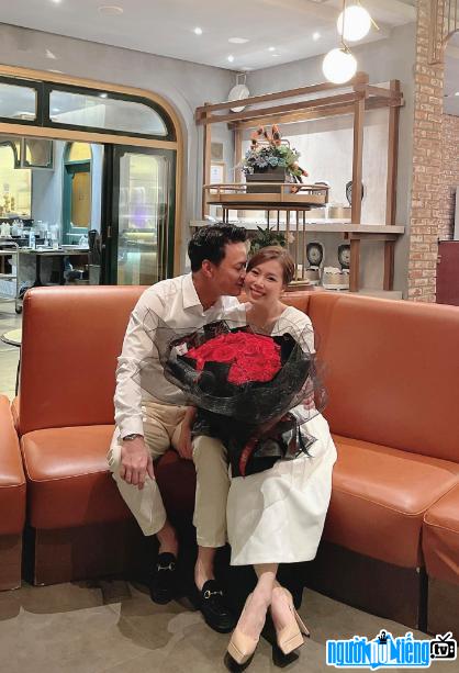  Nguyen Anh Dao is happy with actor Hong Dang