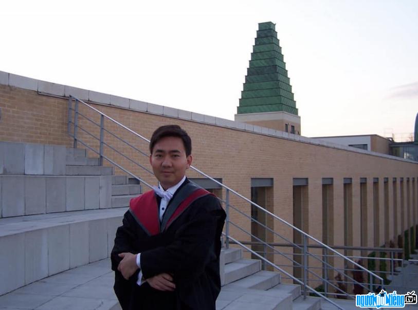 Năm 2005 Lê Trí Thông nhận được học bổng của Đại học Oxford - Anh