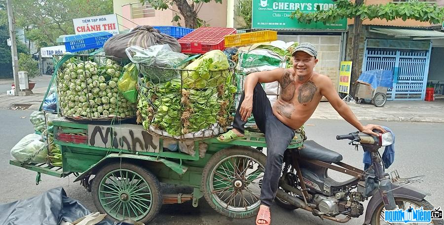 Hiện tượng mạng Minh Râu được biết đến nhờ content bán rau độc nhất vô nhị