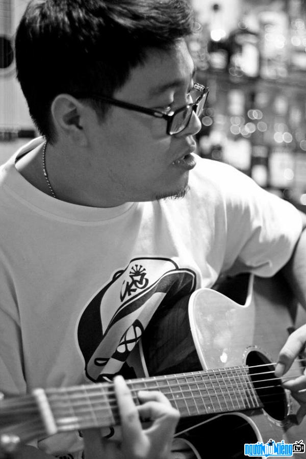 YouTuber Hien Rau is a famous Guitar teacher