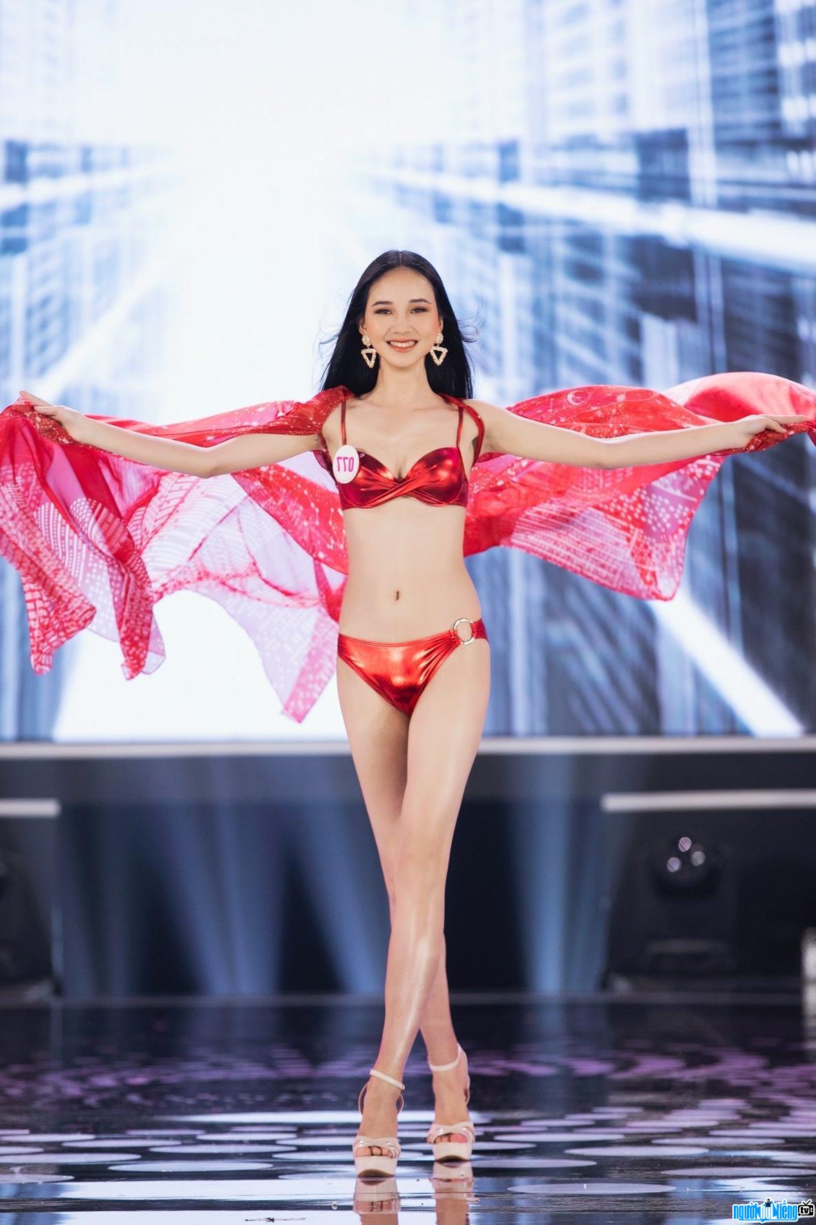 Confident Truc Linh in bikini