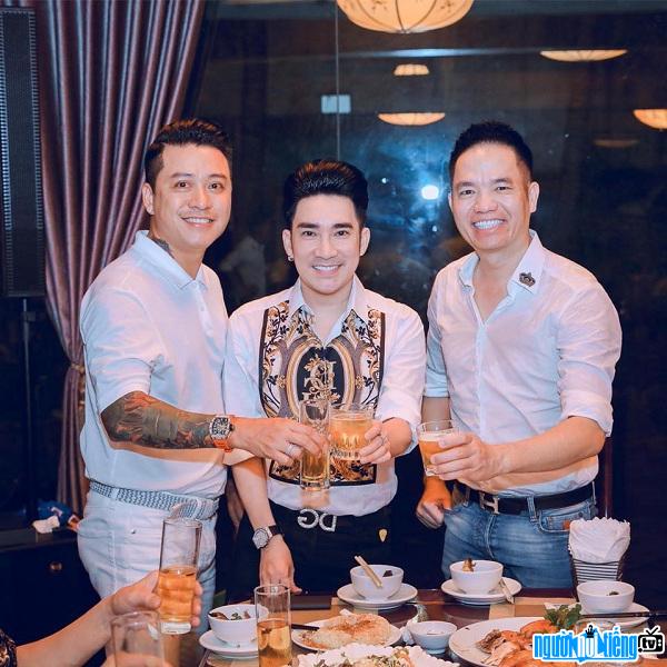  Mr. Quang Cuong with singers Quang Ha and Tuan Hung.