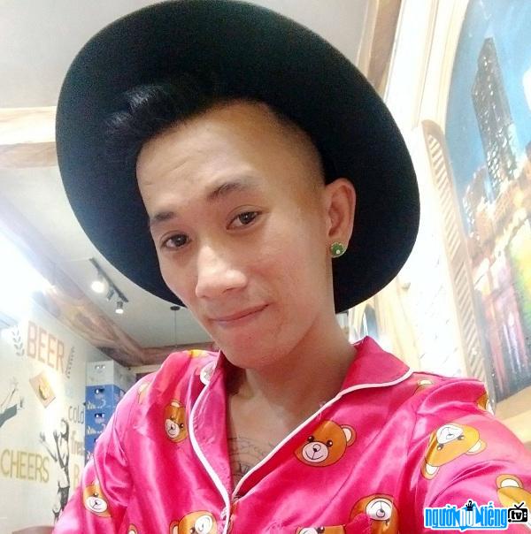 Singer Thanh Lac Troi appears with funny costumes