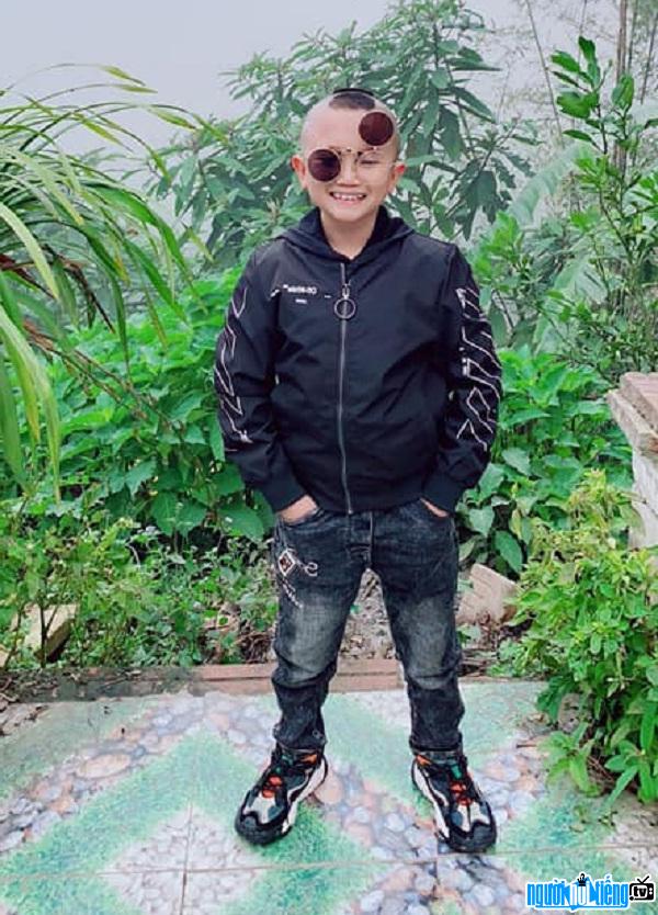 Youtuber Mao De's special glasses (Nguyen Van Dung)