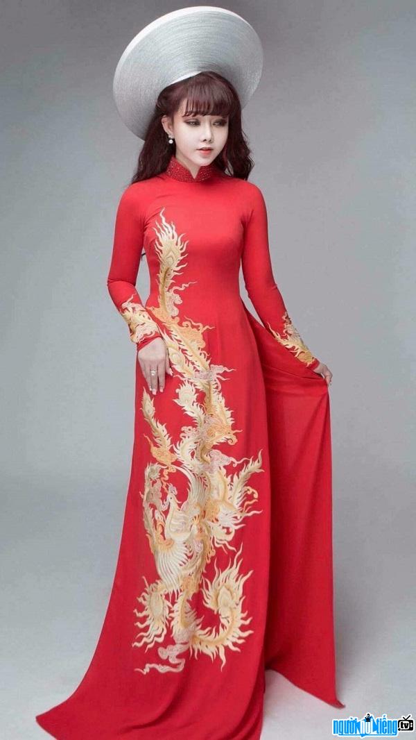 Hoa hậu Hà Thu Trang đẹp dịu dàng với áo dài truyền thống