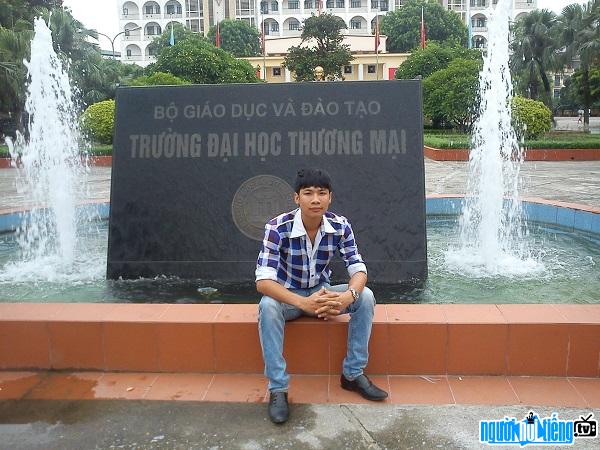  Streamer Dao An TV takes pictures at Hanoi Trade and Mai University