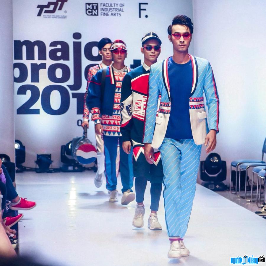  Picture of Pham Cong Toan on the catwalk