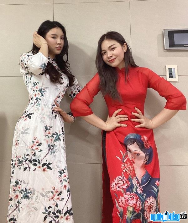 YouTuber Cheri Hyeri wears a beautiful Vietnamese Ao Dai