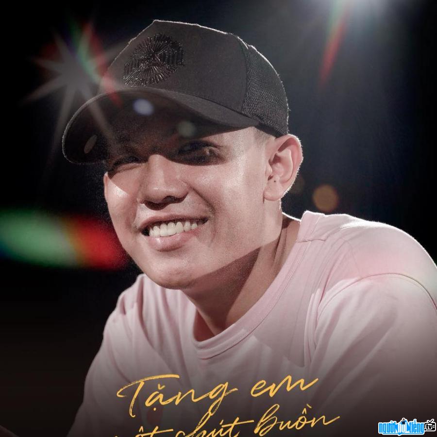 Hình ảnh ca sĩ Phạm Nguyên Ngọc với nụ cười tươi tắn