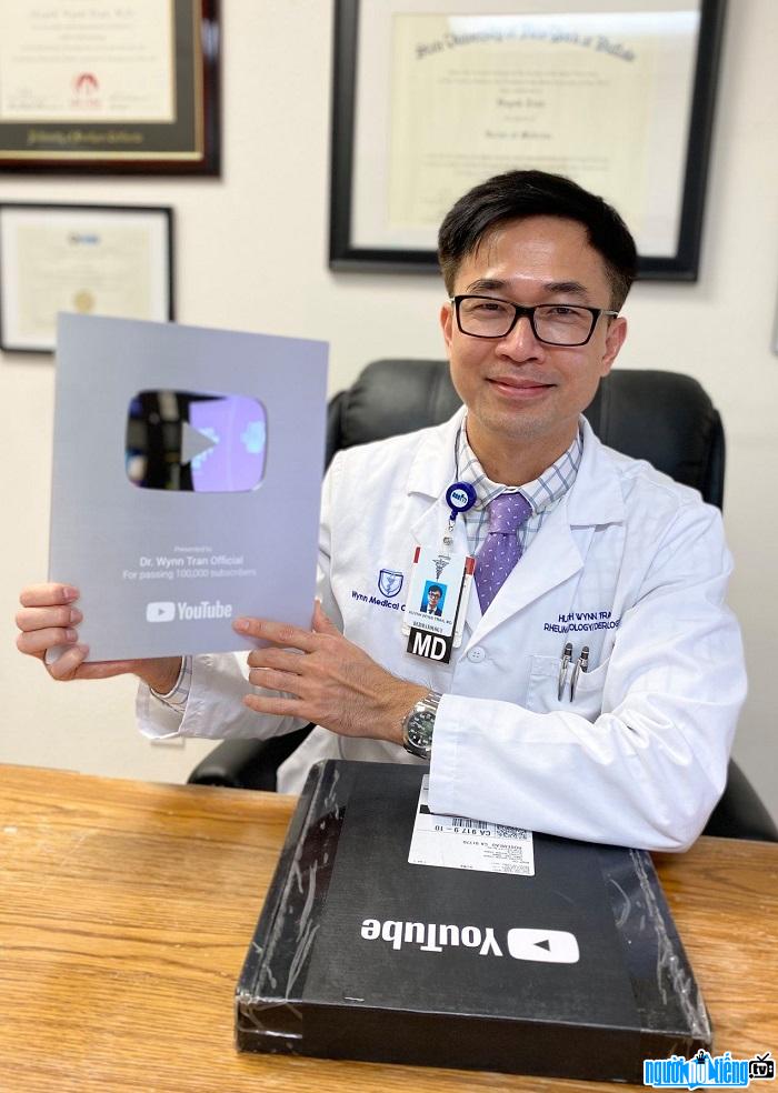  Doctor Huynh Wynn Tran shows off the Silver button Youtube