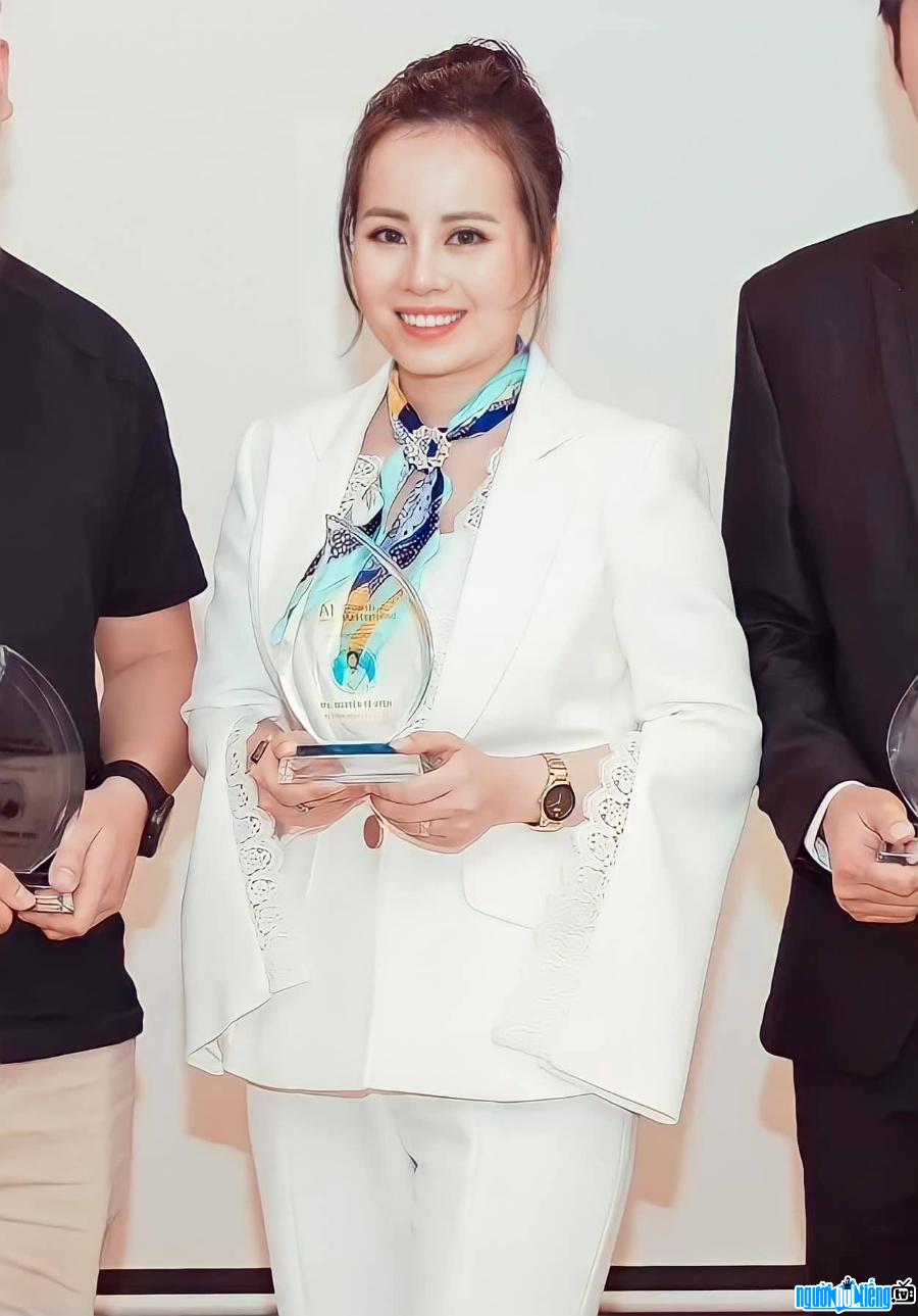  CEO Nguyen To Uyen receiving a prestigious award
