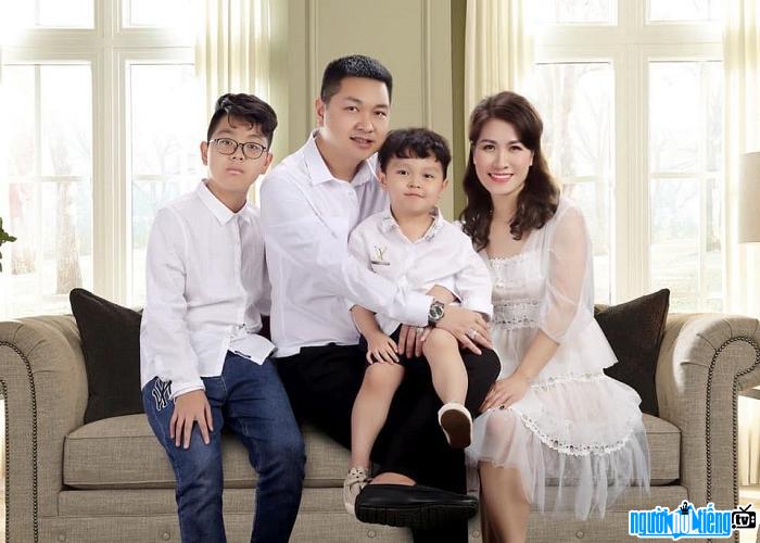  Happy family of businessman Dung Trang