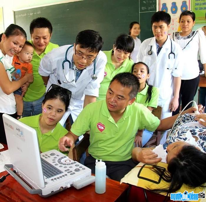 PGS.TS Nguyễn Lân Hiếu khám bệnh cho người dân
