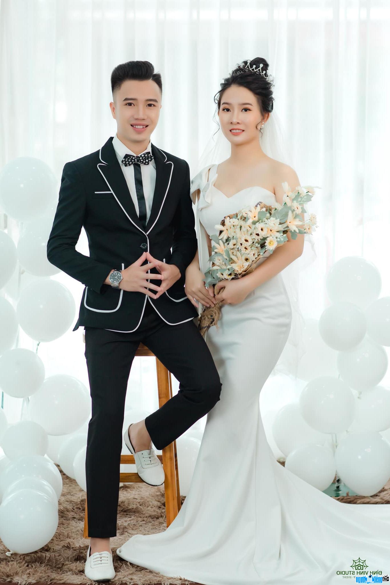  Thai Son is happy with his beautiful wife